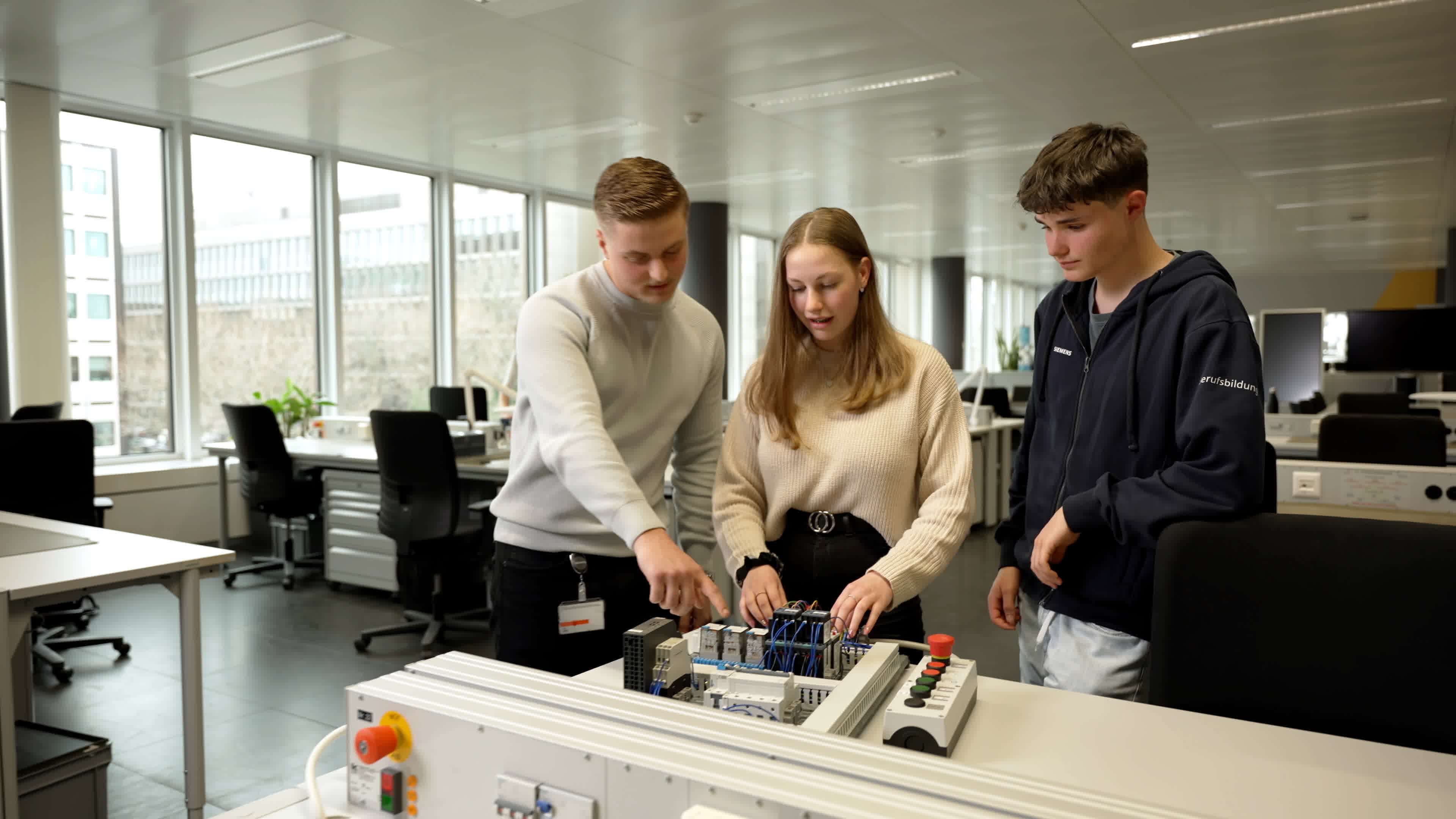 Hinter den Kulissen — Siemens Employer Branding von Viven